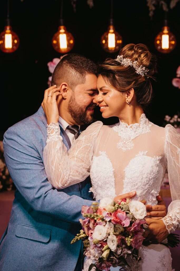 Sposi sorridenti in un momento naturale del matrimonio raccontato da ZARART.